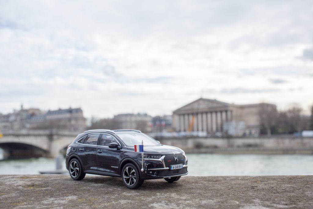 DS7 Crossback presidentiel devant l'assemblée nationale