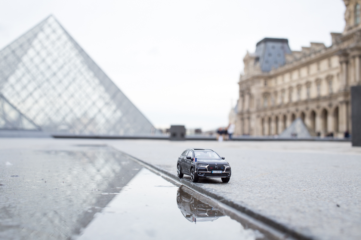 DS7 Crossback presidentiel et la Pyramide du Louvre