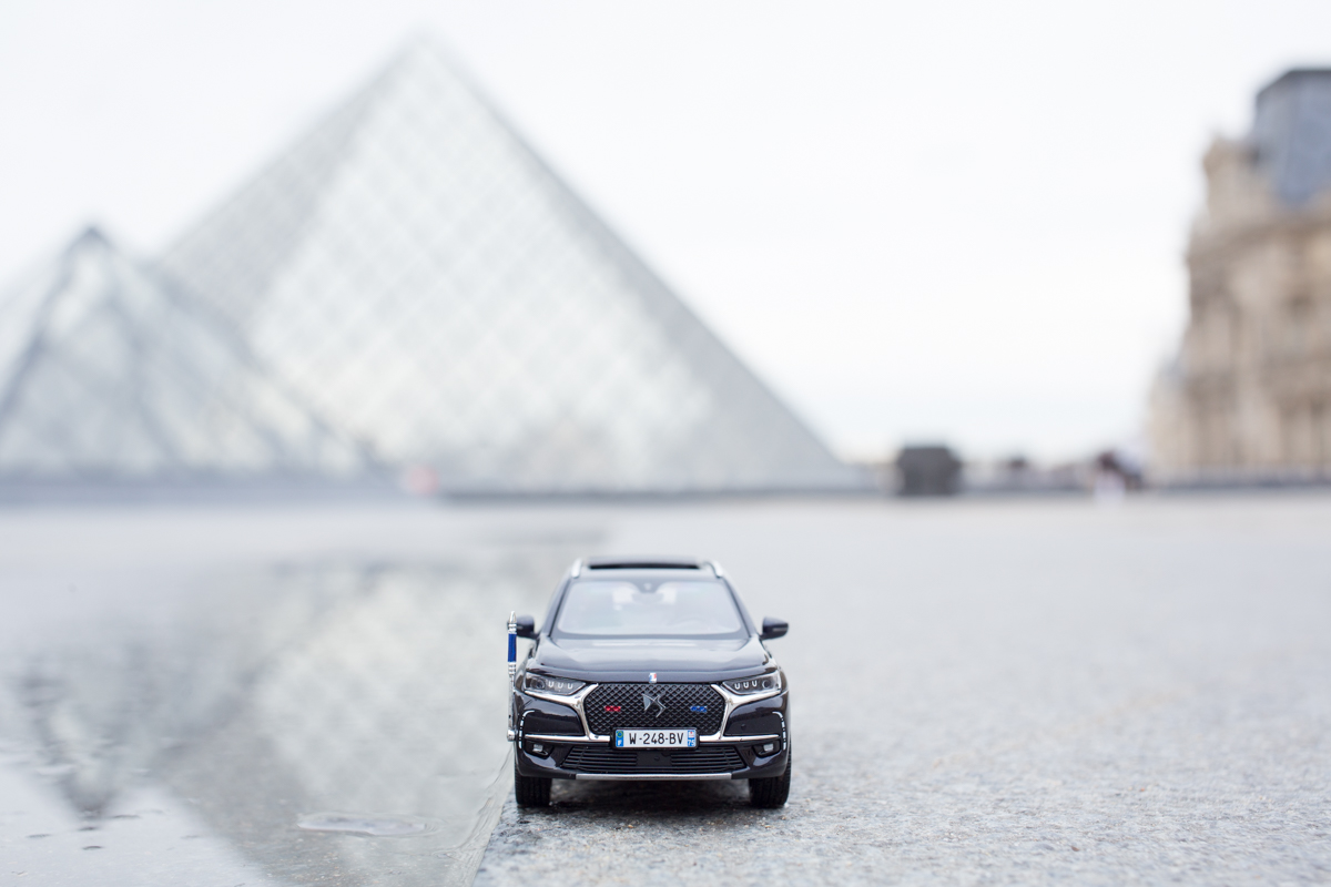 DS7 Crossback presidentiel reflet Pyramide du Louvre