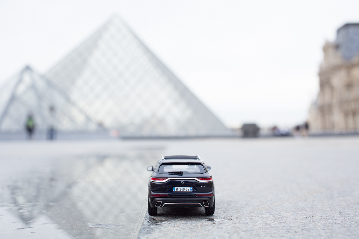 DS7 Crossback presidentiel reflet Pyramide du Louvre